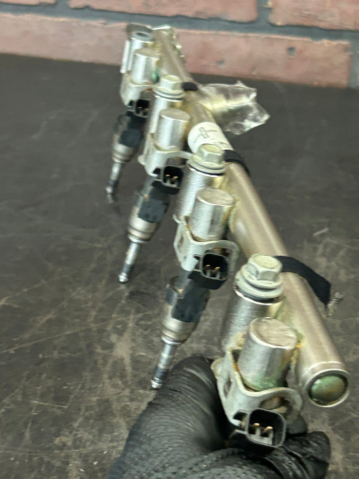 2015-2020 GMC Yukon Denali Passenger Right 6.2 Fuel Rail Pipe Injector 12658038