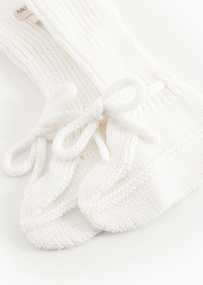 White ribbed lining in rib knit with laces and a lightly curved sole.