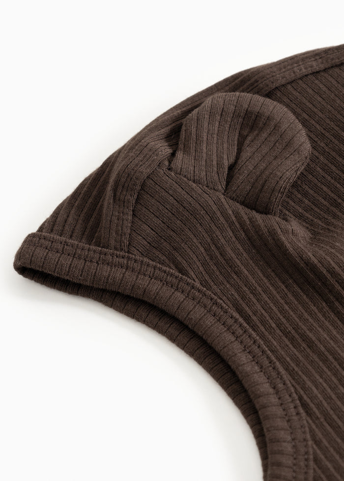 Elephant ears with ear flaps in dark brown, ribbed edge and seams.
