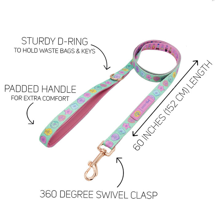 The Sassy Woof Dog Leash - Polly Pocket™ features a sturdy D-ring for bags or keys, a soft neoprene handle, 60-inch (152 cm) length, and a 360° swivel clasp. Its playful Polly Pocket™ design adds charm to every walk.