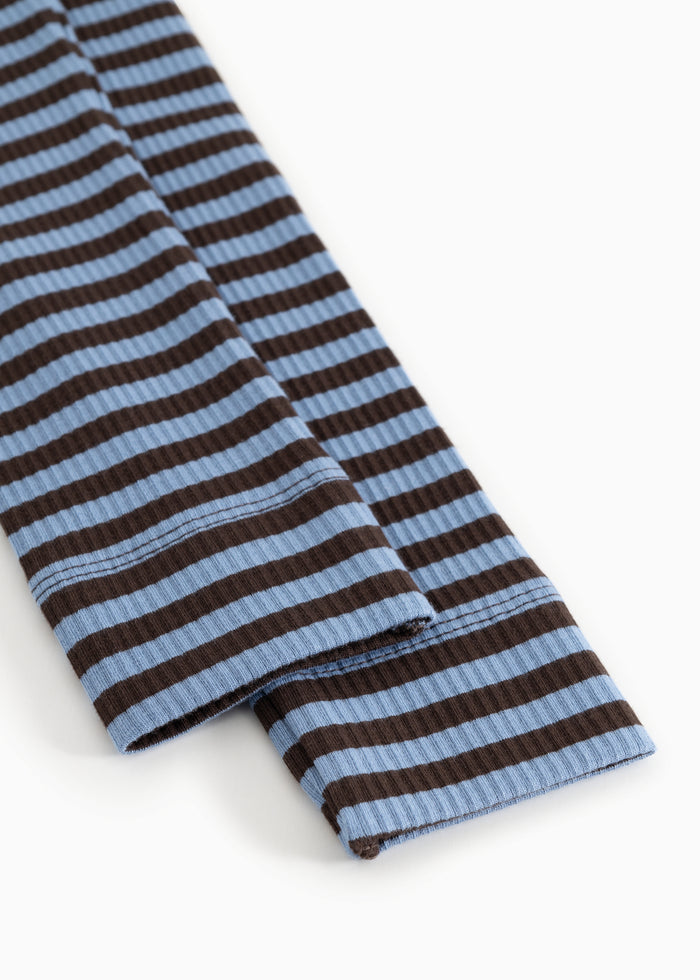 Ribbed leggings with a tight ribbed edge at the leg opening.