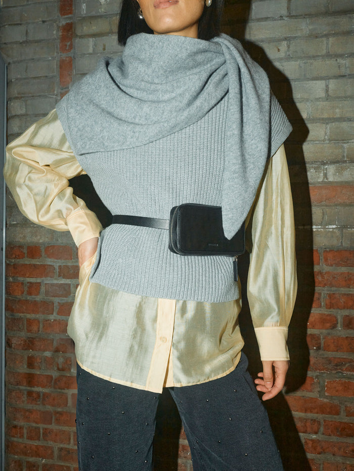 Modelshot / Dark Grey Denim / Detail