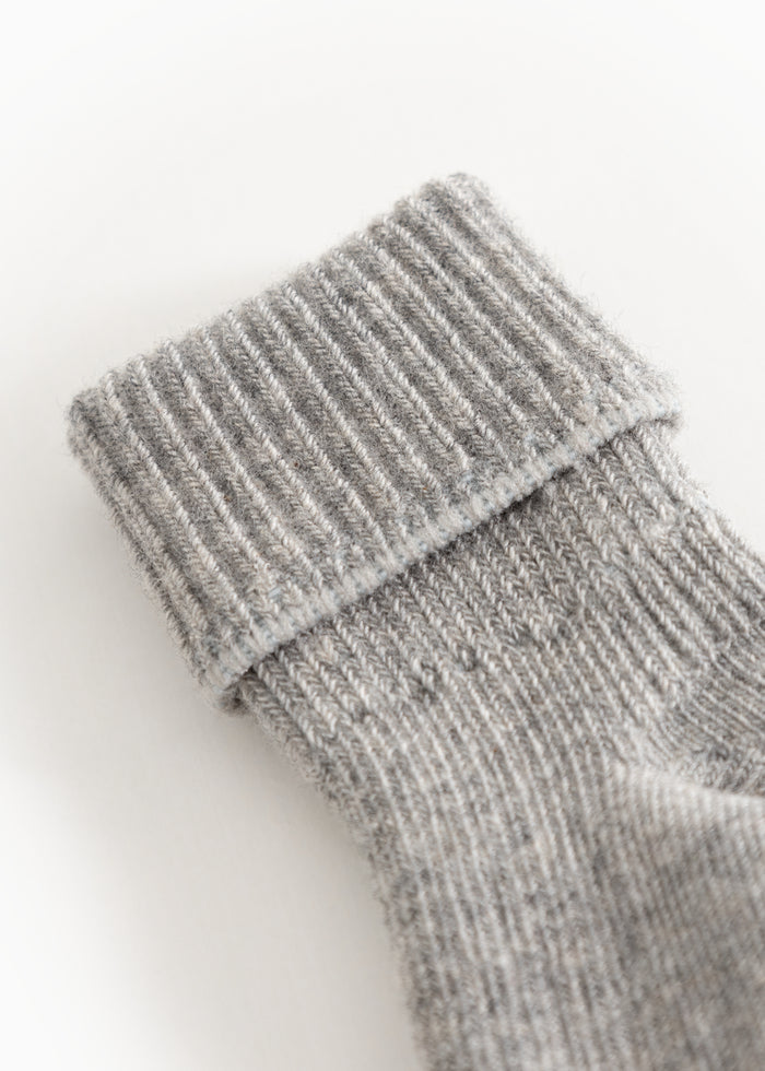 Details of baby socks in light gray mélange with vertical rib structure and soft rib edge.