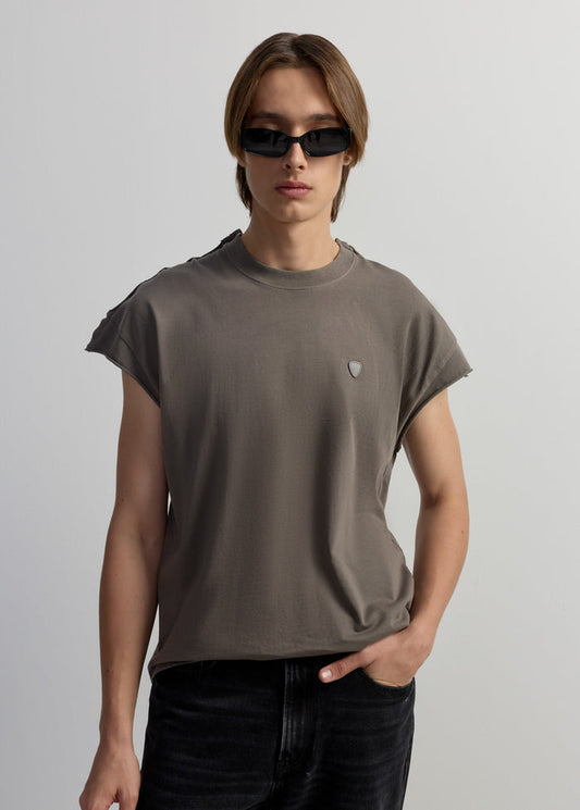 WASHED SLEEVELESS TEE WITH LEATHER LABEL