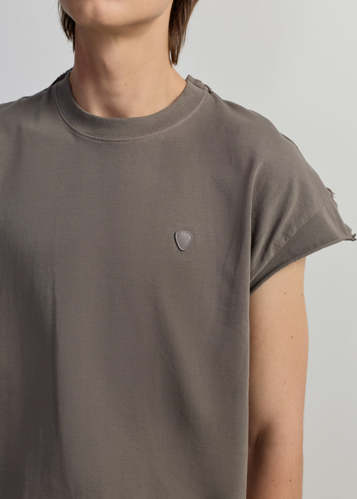 WASHED SLEEVELESS TEE WITH LEATHER LABEL